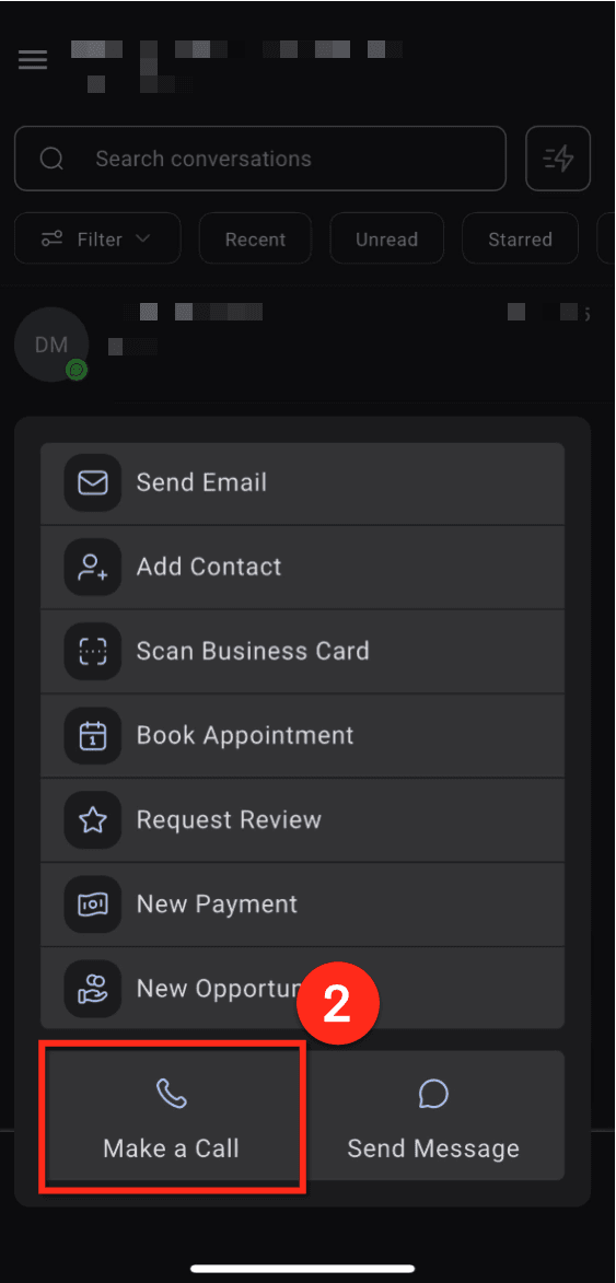 El botón del rayo abre el menú de acciones rápidas, que es lo que hace que la app sirva para trabajar y no solo para mirar: sumar un contacto, escanear una tarjeta, agendar, pedir una reseña, registrar un cobro, abrir una oportunidad, llamar o escribir.