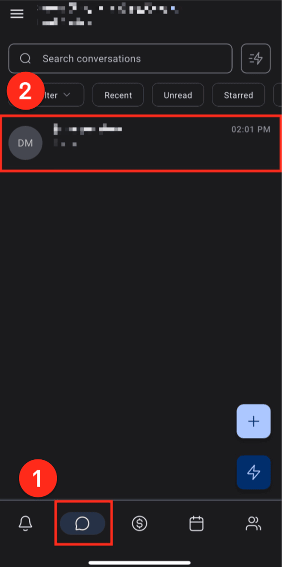 La bandeja dentro de la app, con su buscador y los filtros de recientes, sin leer y destacados. Abajo, las cinco pestañas que son toda la app: avisos, conversaciones, cobros, agenda y contactos.