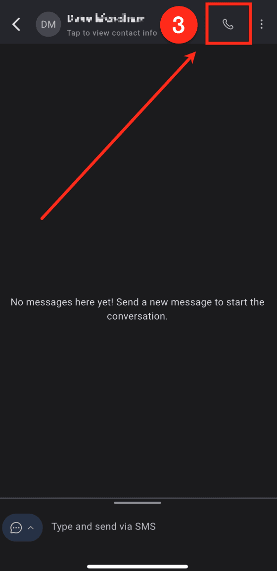 La conversación con un contacto dentro de la app. El ícono de teléfono de arriba a la derecha —señalado— llama con el número del negocio; el pie de pantalla deja escribirle por mensaje. Cuando el cliente devuelve el llamado, entra por acá y lo puede levantar cualquiera del equipo.