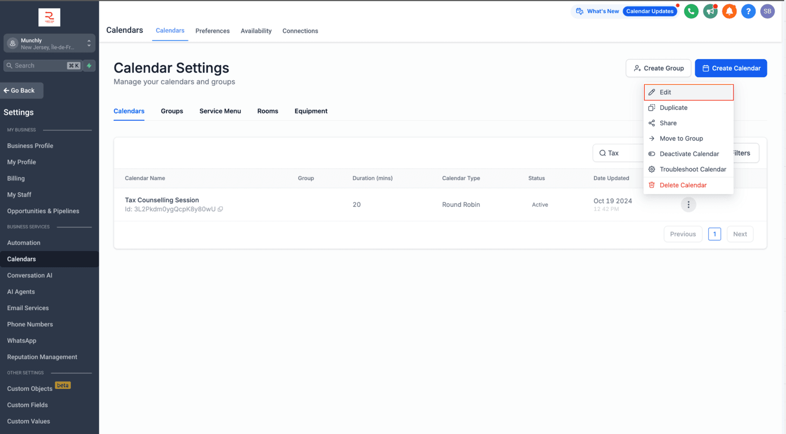 Todo eso se define por calendario, y los calendarios se administran desde un listado propio en la configuración. Cada fila muestra la duración del turno, el tipo de calendario y si está activo; el menú de la derecha es el que lo abre para editarlo, duplicarlo o darlo de baja.