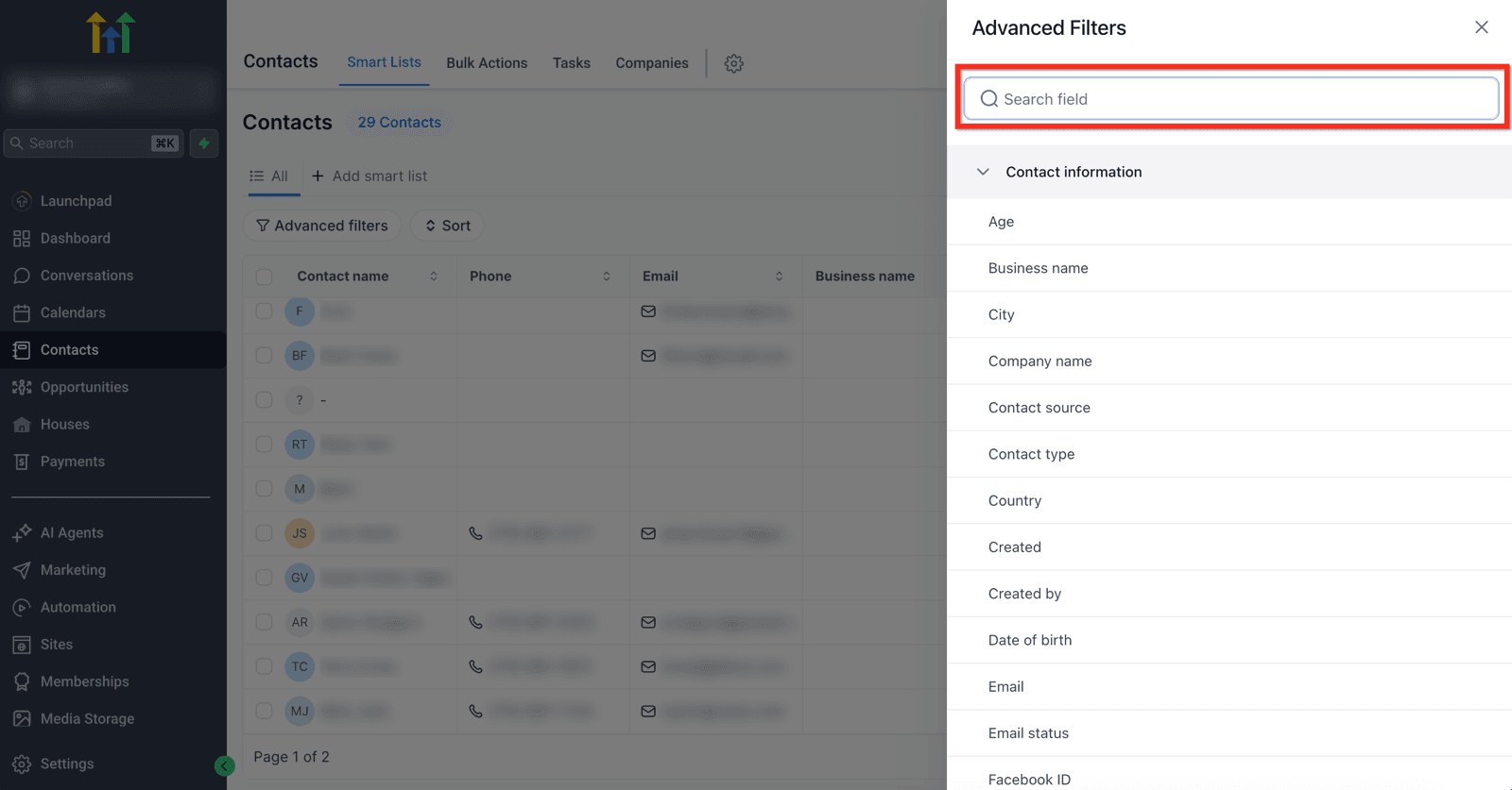 El panel de filtros se abre con el listado completo de campos por los que podés preguntar: ciudad, país, origen del contacto, tipo, fecha de creación, fecha de nacimiento, estado del email. Cada uno de esos es una condición posible, y el buscador de arriba te evita bajar la lista entera.
