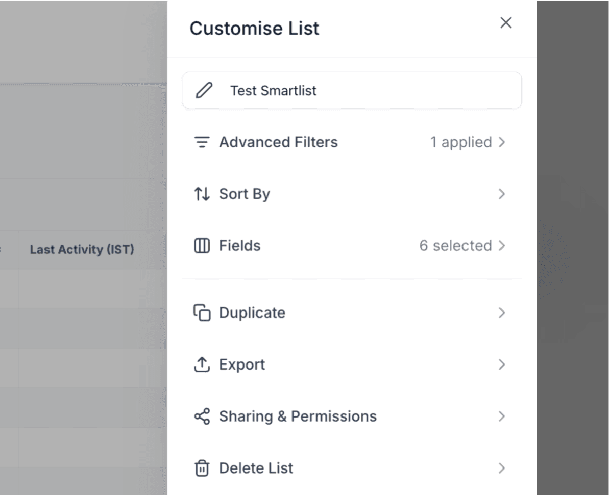 Cada lista guardada tiene su propio panel: ahí se le cambia el nombre, se revisan las condiciones y las columnas visibles, se duplica para armar una variante, se exporta y —lo importante para trabajar en equipo— se define con quién se comparte.
