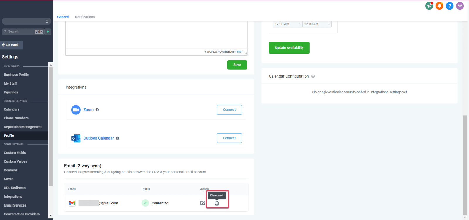El bloque de integraciones del perfil, completo: arriba las de videollamada y calendario, cada una con su botón de conectar; abajo la sincronización de correo en dos direcciones, con la casilla ya vinculada, el tilde verde de conectada y —recuadrado— el botón para desvincularla.