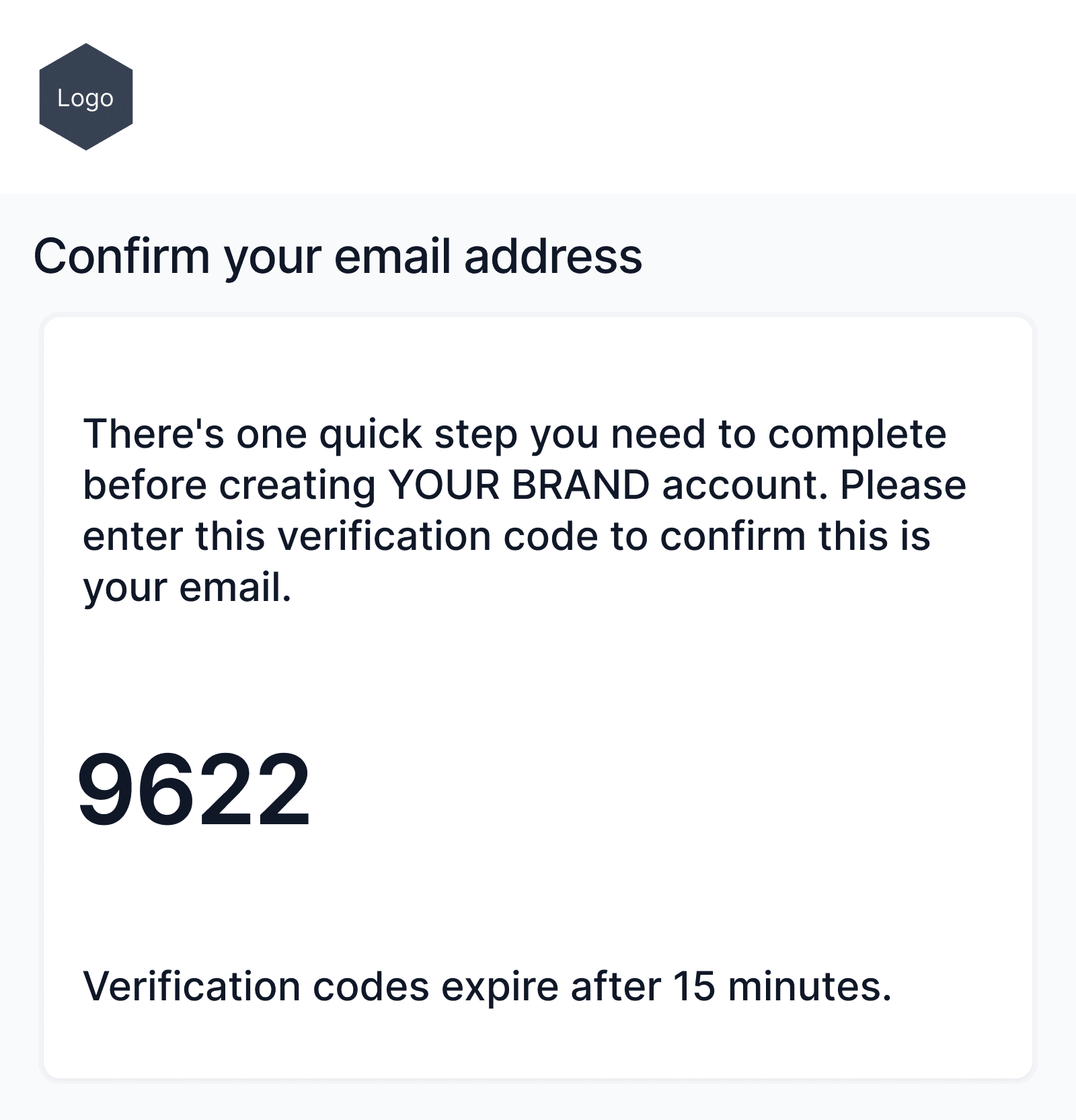 El correo que recibe el cliente la primera vez, antes de crear su acceso: un código de verificación con vencimiento para confirmar que esa dirección es suya. Sale con el logo y el nombre de tu negocio — en la imagen se ven los marcadores de posición.
