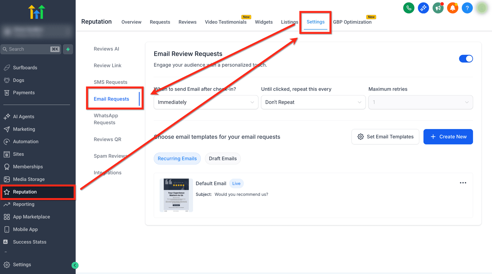 El módulo de reputación tiene su propia configuración —flecha roja hacia la pestaña de arriba— con una sección por canal. En la del correo se define cuánto espera desde que terminó el servicio, si reintenta hasta que le hagan clic y cuántas veces, y con qué plantilla sale.