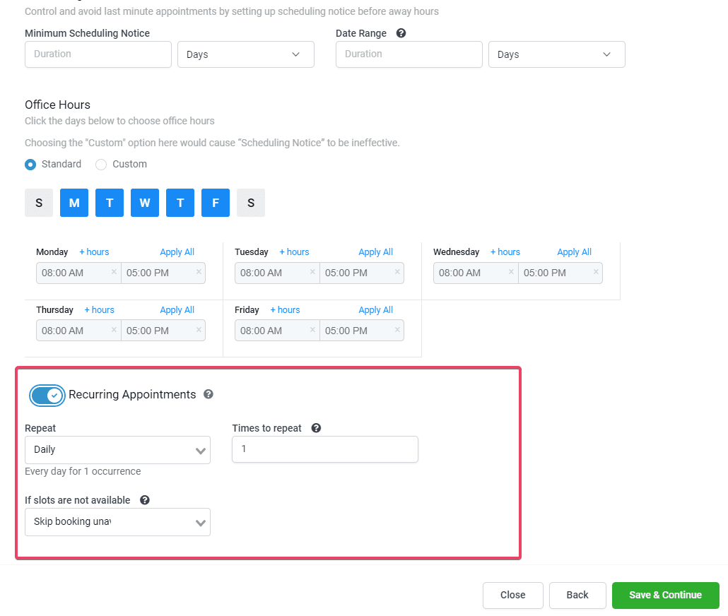 La recurrencia se activa con un interruptor en la disponibilidad del calendario: cada cuánto se repite, cuántas veces, y qué hacer cuando un horario de la serie no está libre.