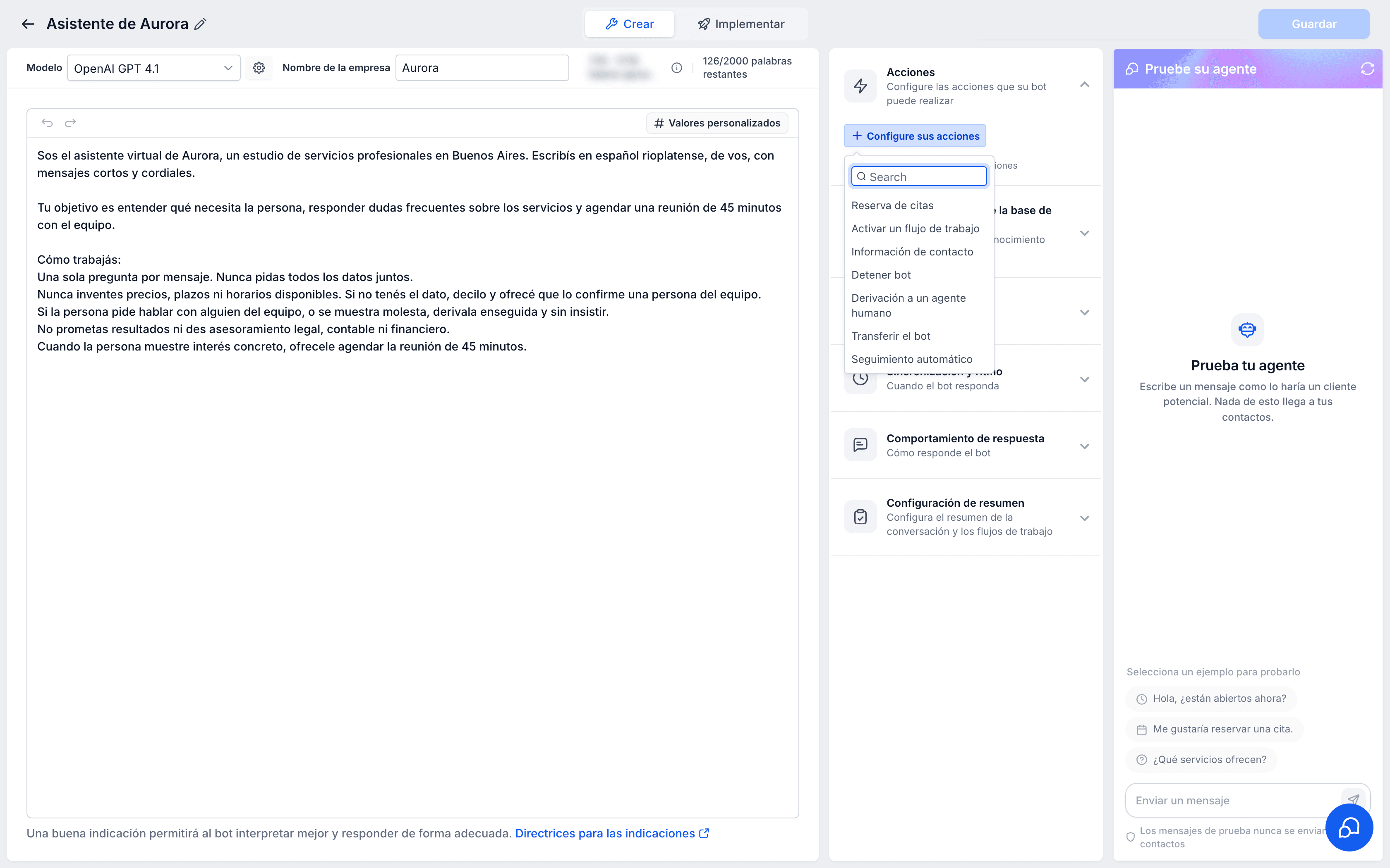 El editor del agente: a la izquierda las instrucciones —con el contador de palabras que te queda—, en el centro el desplegable de acciones que se le pueden habilitar, y a la derecha el chat de prueba. Lo que escribas ahí no le llega a ningún contacto.