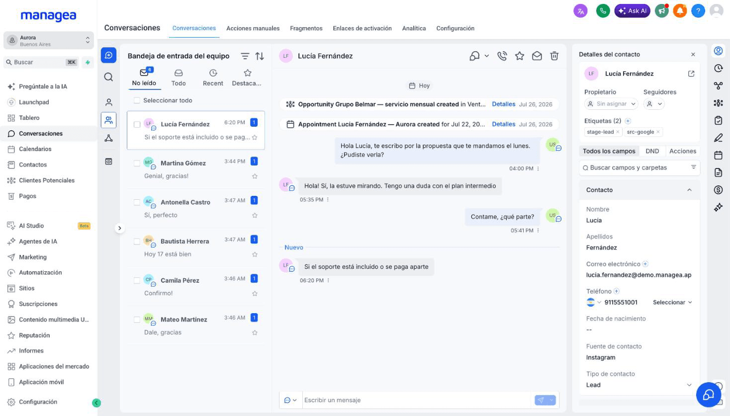La lista de conversaciones a la izquierda, el hilo en el centro y los datos del contacto a la derecha.