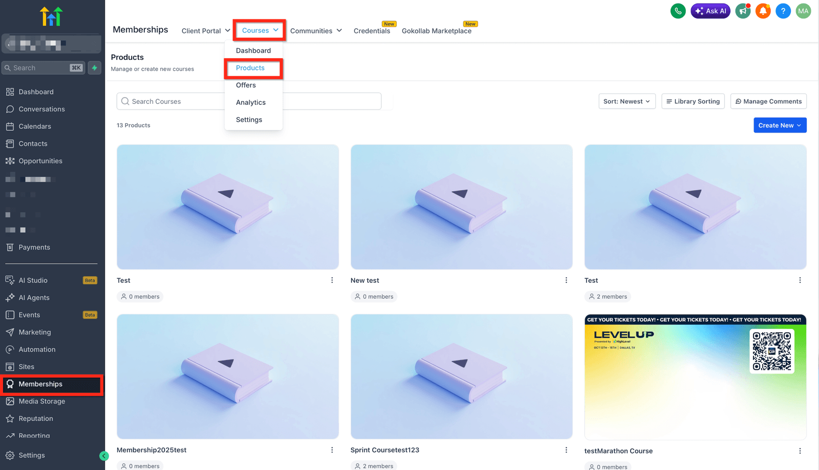 Todos los cursos viven en una grilla, cada uno con su portada y la cantidad de inscriptos debajo del nombre. Ese número al pie de cada tarjeta es el que conviene mirar seguido: es la diferencia entre un catálogo y un negocio.