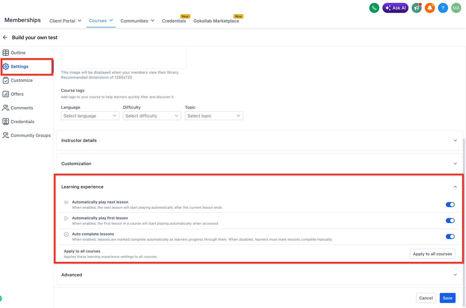 La ficha de un curso por dentro: a la izquierda están el temario, la configuración, el diseño, los paquetes de acceso y los comentarios. En pantalla, los ajustes de cómo lo cursa el alumno —si la clase siguiente arranca sola y si se marcan completas a medida que avanza.